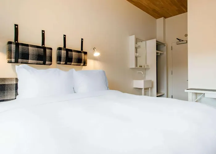 Gowanus Inn & Yard